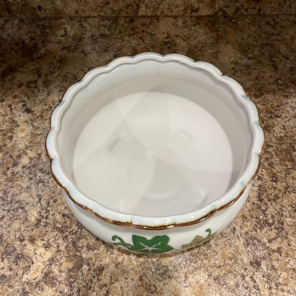 Vintage AAA Imports Planter with Ivy Design approx 7.5” wide 4” height - Picture 4 of 11